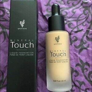 Younique Mineral Liquid foundation Taffeta